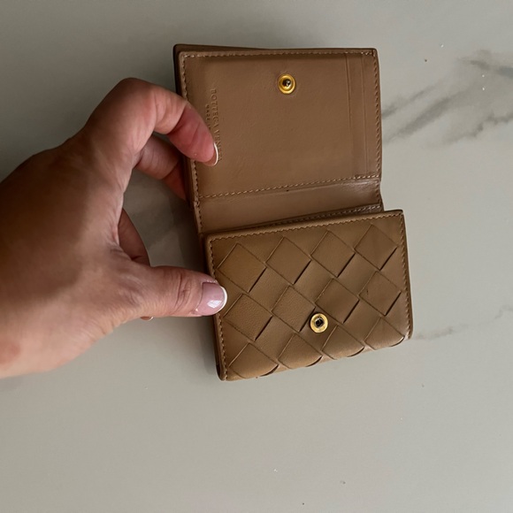 Bottega Veneta Intrecciato Tri-Fold Wallet - Picture 4 of 10